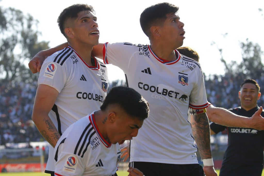 Jugadores de Colo-Colo celebrando un gol.