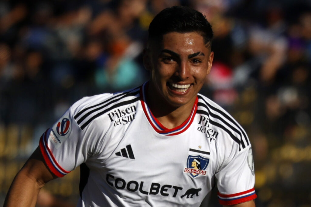 Jordhy Thompson sonriendo con la camiseta de Colo-Colo puesta.