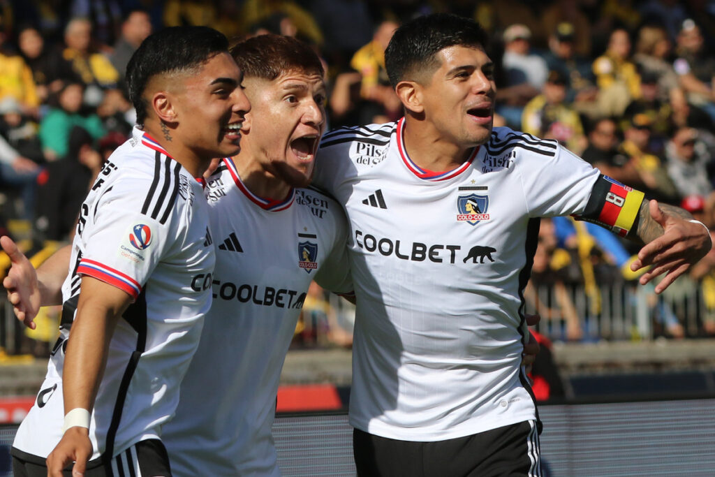 Jugadores de Colo-Colo celebrando un gol.