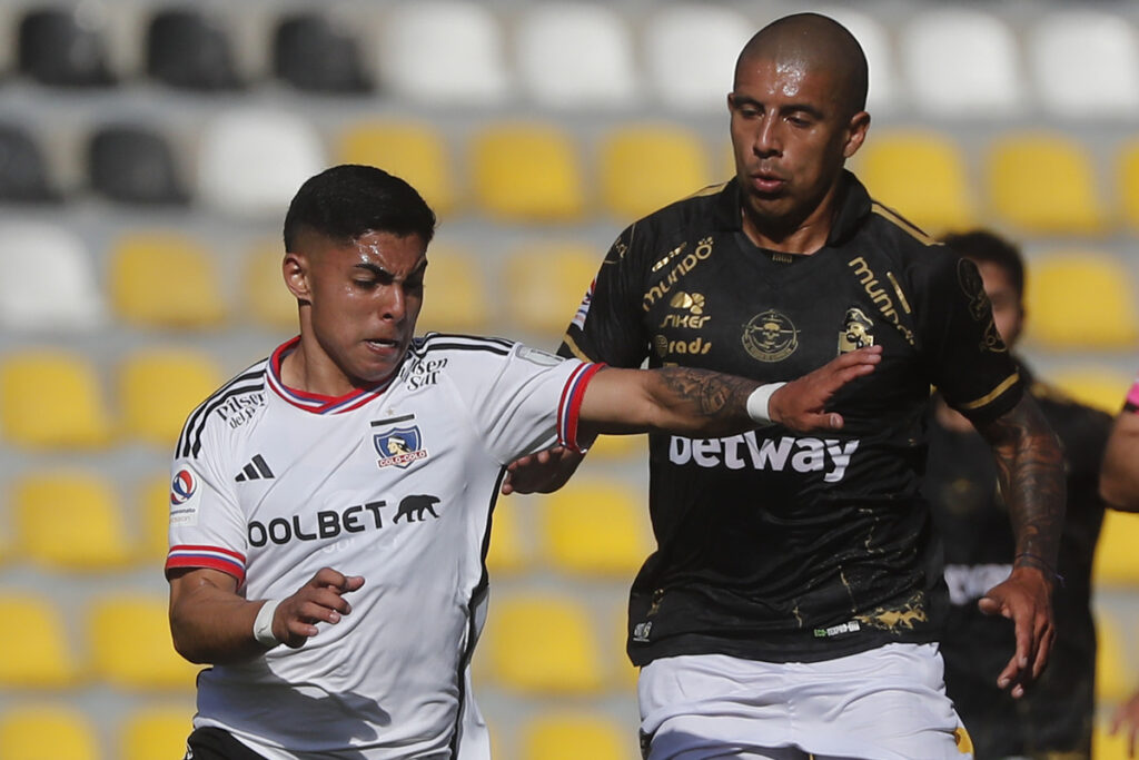 Jugadores de Colo-Colo y Coquimbo Unido disputando un balón.