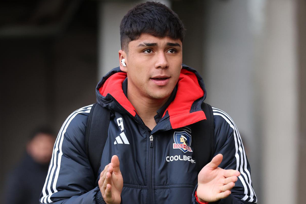 Damián Pizarro llegando al Estadio Monumental para encarar un nuevo partido con la camiseta de Colo-Colo.