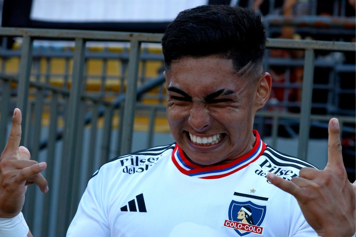 Jordhy Thompson sonriendo tras anotar un gol por Colo-Colo