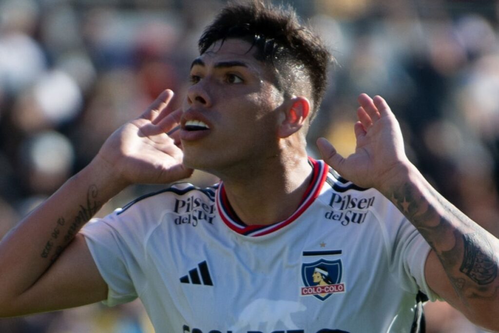 Primer plano de Carlos Palacios con sus manos en las orejas jugando por Colo-Colo