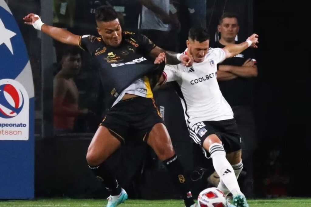 Javier Parraguez y Ramiro González jugando en un partido de Coquimbo y Colo-Colo