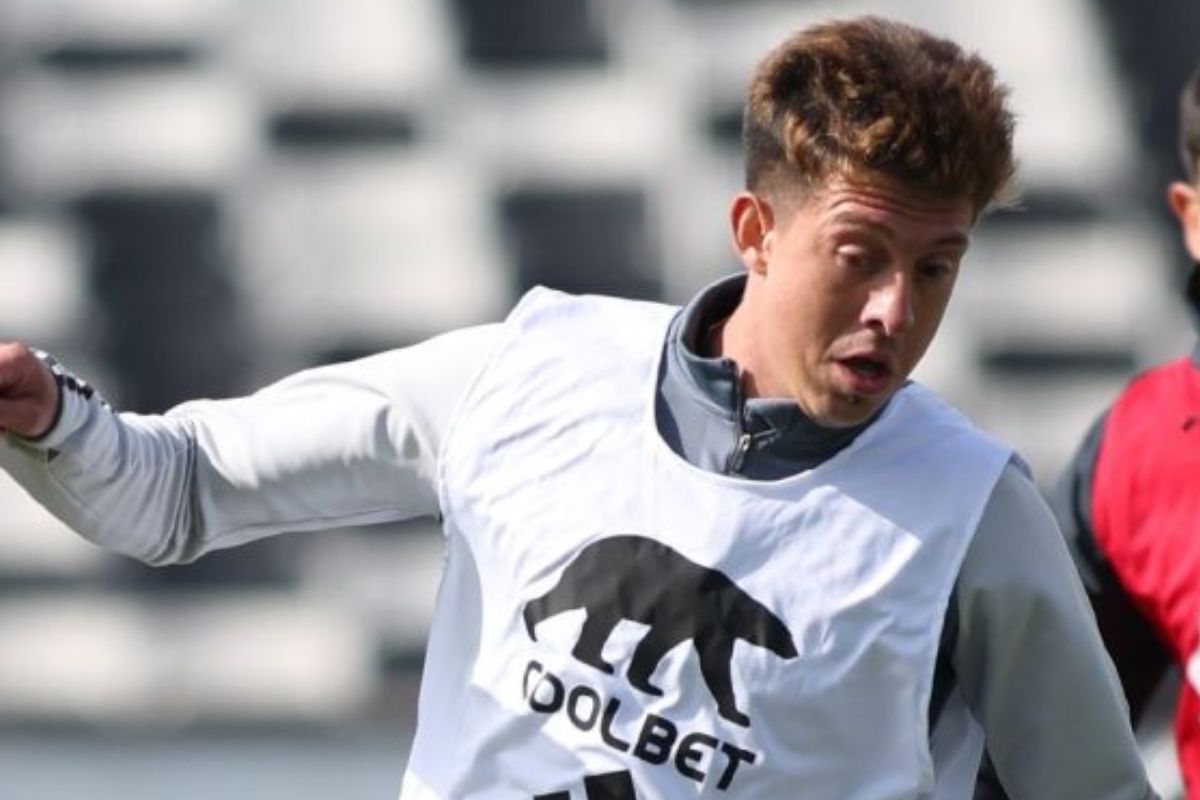 Pablo Parra jugando con un peto en la práctica de Colo-Colo