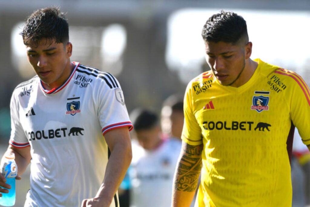 Damián Pizarro con la camiseta Blanca y Brayan Cortés con la polera amarilla de Colo-Colo