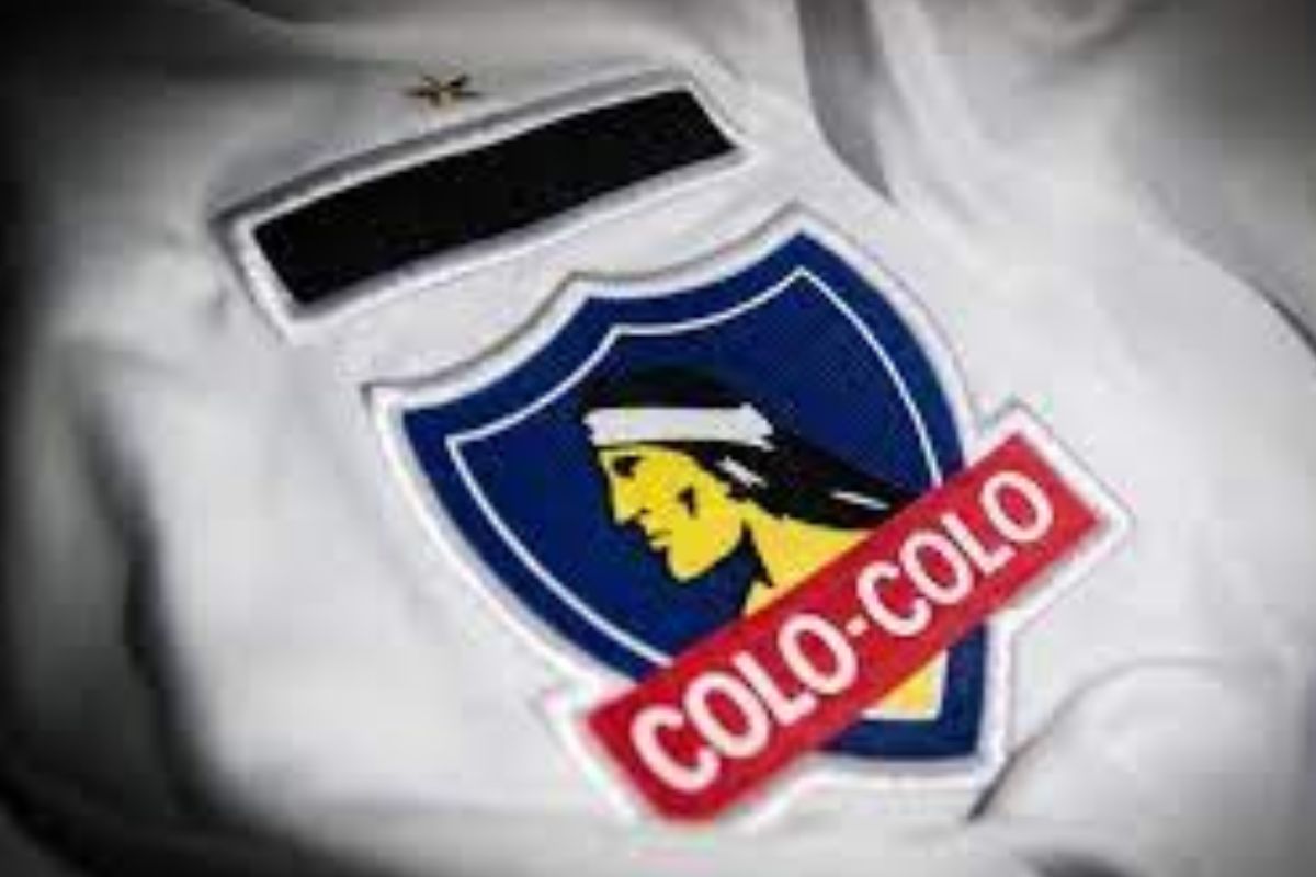 Insignia de Colo-Colo en la camiseta blanca