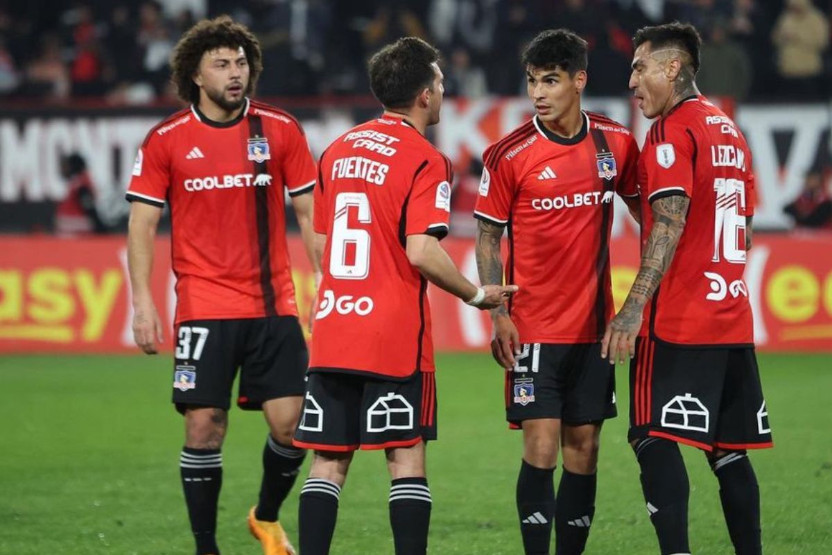 Futbolistas en cancha con la camiseta roja de Colo-Colo