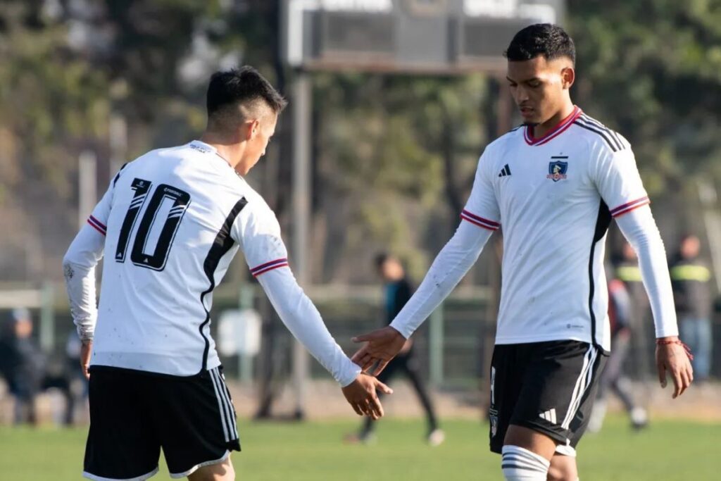 Daniel Gutiérrez y Diego Plaza con la camiseta blanca de Colo-Colo Proyección