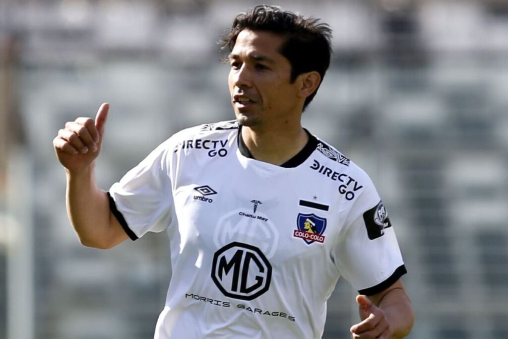 Matías Fernández sonriendo con la camiseta de Colo-Colo