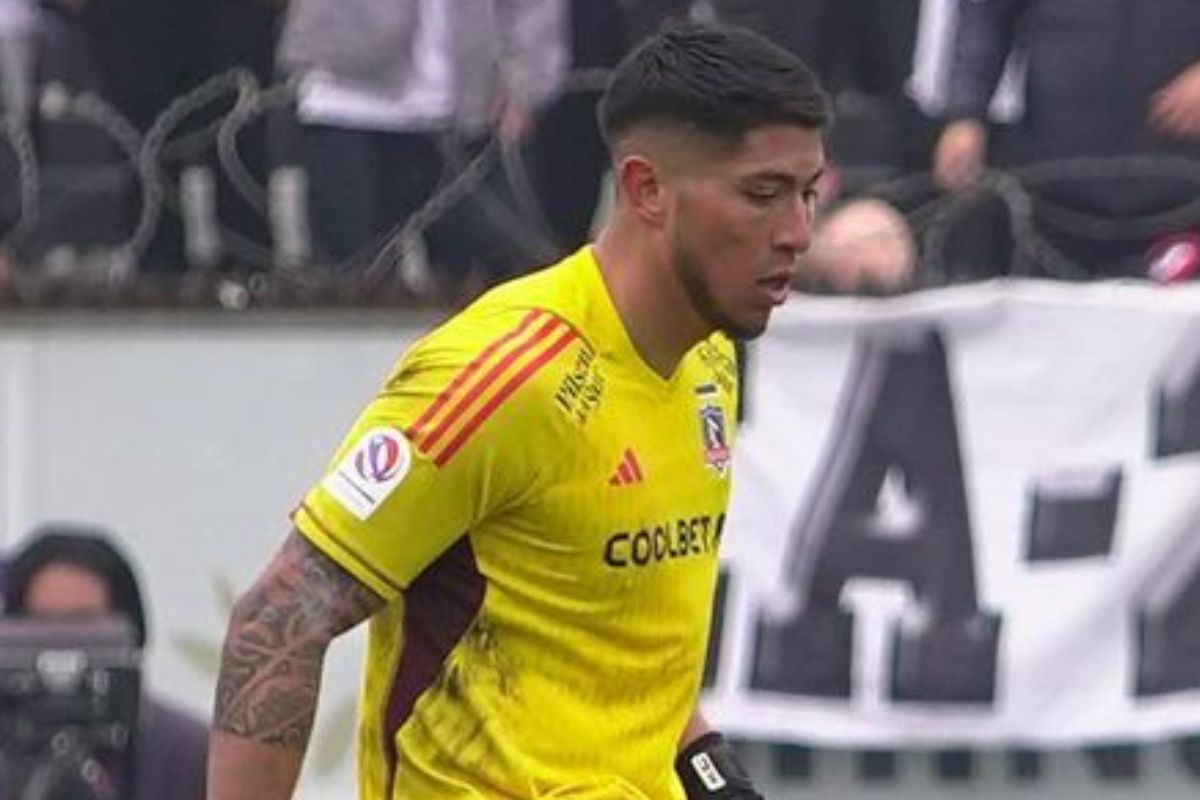 Brayan Cortés jugando con la camiseta blanca de Colo-Colo