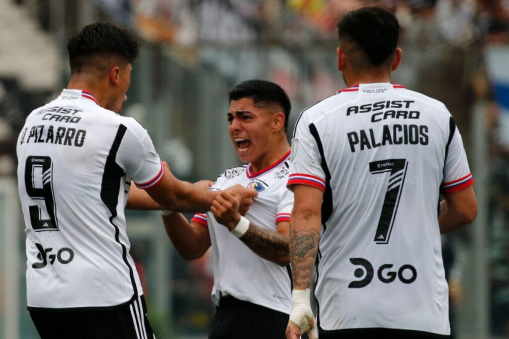 Futbolistas de Colo-Colo en cancha con la polera blanca