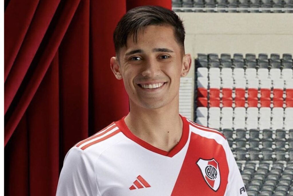 Pablo Solari sonriendo con la camiseta de River Plate