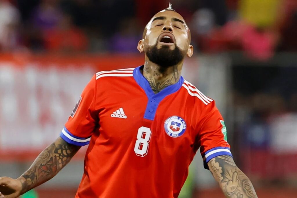 Arturo Vidal con la camiseta de Chile y los ojos cerrados