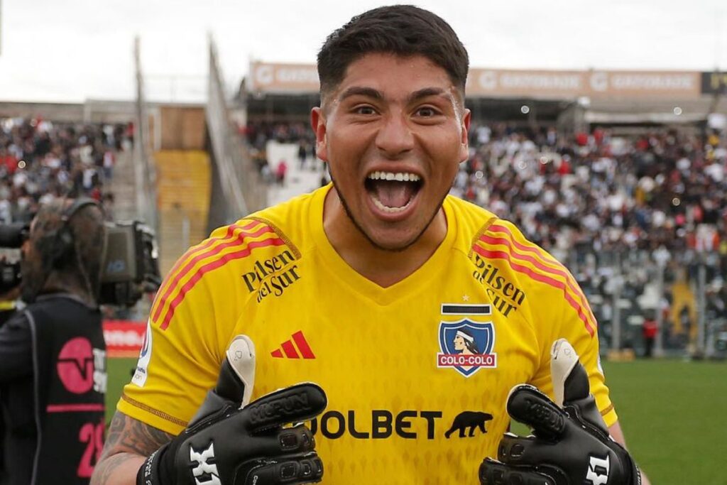 Brayan Cortés contento tras jugar por Colo-Colo con la camiseta amarilla