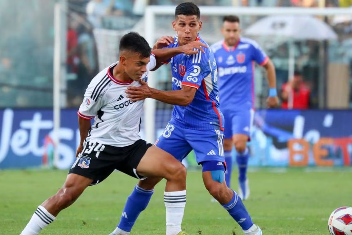 Vicente Pizarro de Colo-Colo e Israel Poblete de la U disputando el balón