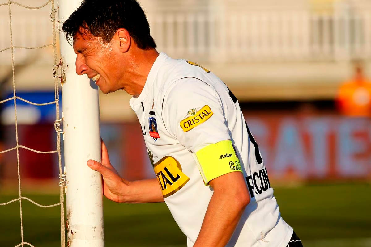 Pablo Contreras se lamenta y se aferra a un poste en medio de un partido con la camiseta de Colo-Colo.