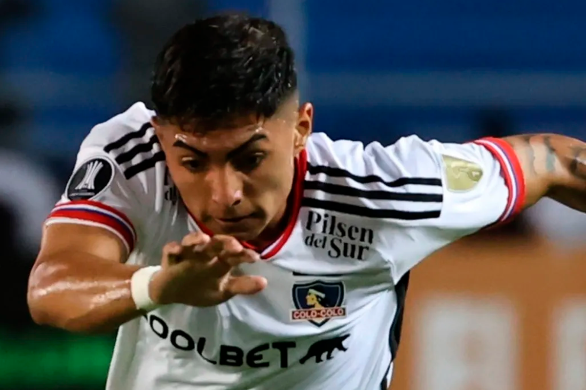 Jordhy Thompson con cara de concentración mientras defiende la camiseta de Colo-Colo durante la temporada 2023.