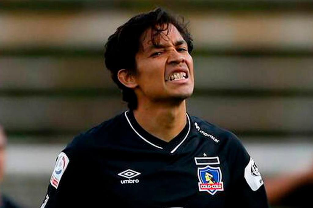 Matías Fernández con una expresión de lamento en su rostro al defender la camiseta de Colo-Colo durante la temporada 2020.