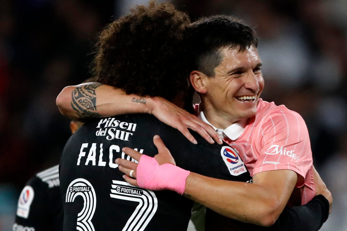 El futbolista de Universidad Católica, Alfonso Parot abraza a Maximiliano Falcón en medio de un partido ante Colo-Colo por el Campeonato Nacional 2022.