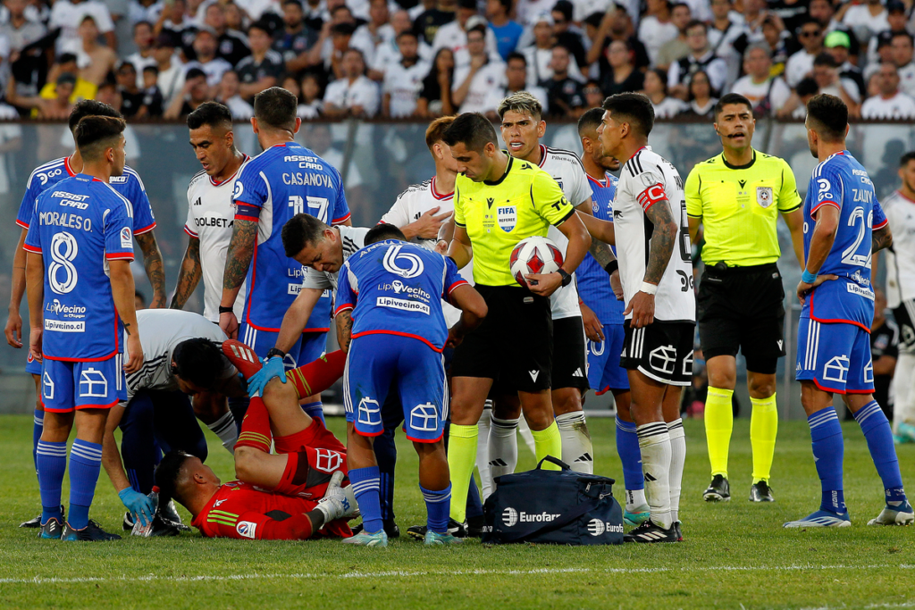 Futbolista de Colo-Colo y Universidad de Chile en medio del Superclásico de la primera rueda del Campeonato Nacional 2023.