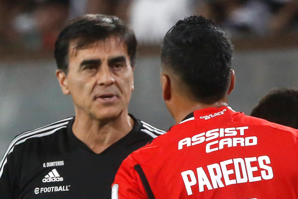 Gustavo Quinteros dialoga con Esteban Paredes en el marco de la despedida del ídolo de Colo-Colo del balompié profesional.