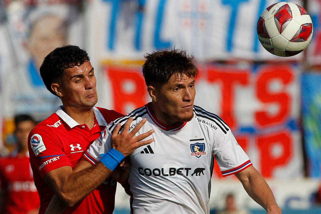 Los futbolistas Leonardo Gil e Ignacio Saavedra disputan un balón en el duelo entre Universidad Católica y Colo-Colo por el Campeonato Nacional 2023.