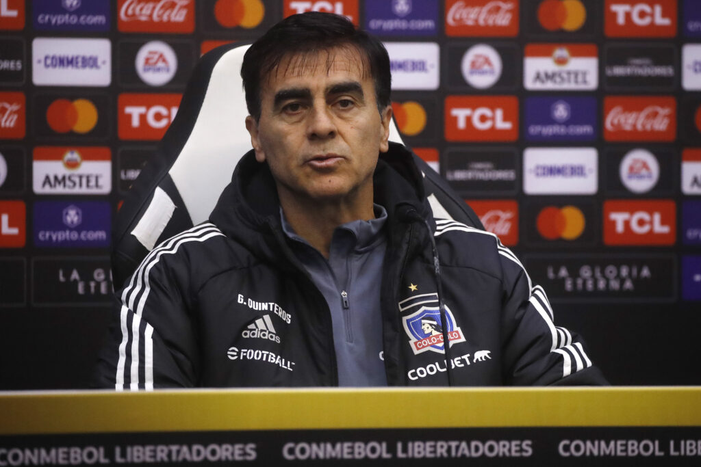 Gustavo Quinteros durante una conferencia de prensa de Colo-Colo en la Copa Libertadores.