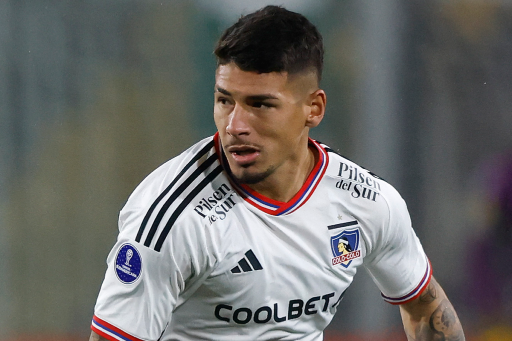 Alan Saldivia defendiendo la camiseta de Colo-Colo en medio de un partido en el Estadio Monumental.