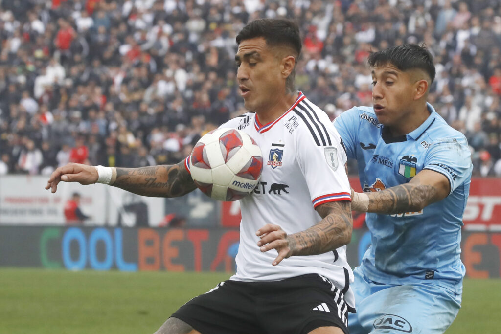 Darío Lezcano aguantando una pelota en el partido de Colo-Colo vs O'higgins de Rancagua.