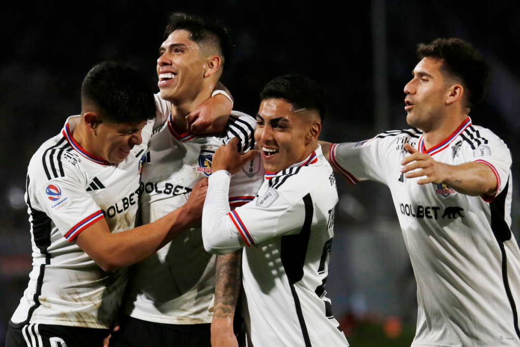 César Fuentes, Esteban Pavez y Jordhy Thompson abrazan a Carlos Palacios tras anotar el 2-1 parcial ante Huachipato por la segunda rueda del Campeonato Nacional 2023.