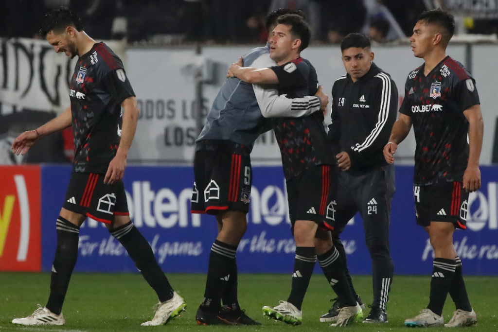 Futbolista de Colo-Colo se abrazan y retiran del Estadio Monumental tras el triunfo 1-0 sobre Palestino por la Copa Chile 2023.