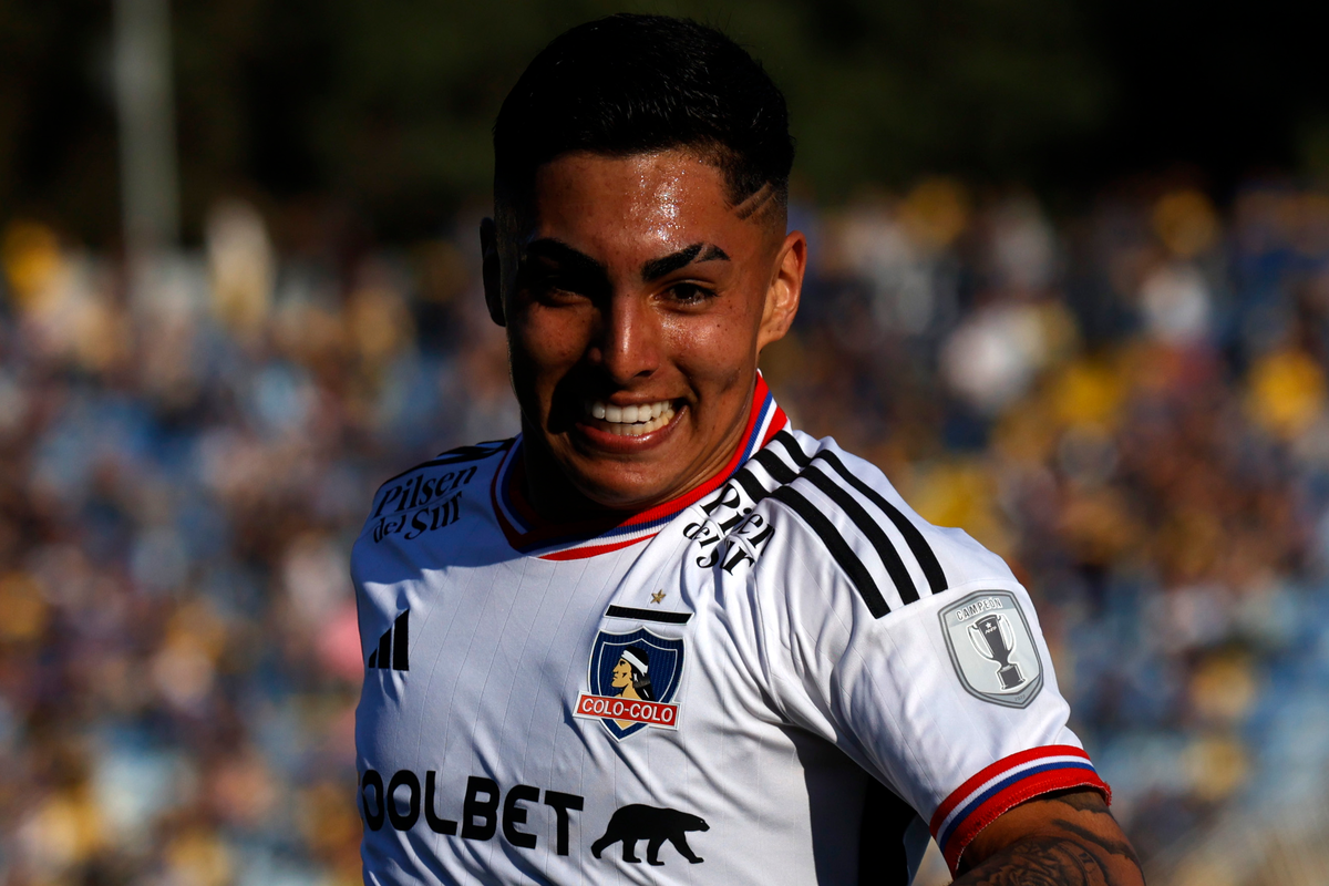 Jordhy Thompson sonríe tras anotar el 2-1 definitivo para Colo-Colo sobre Everton por la segunda rueda del Campeonato Nacional 2023.