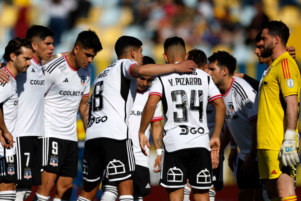 Plantel de Colo-Colo reunido antes de enfrentar a Everton por el Campeonato Nacional 2023.