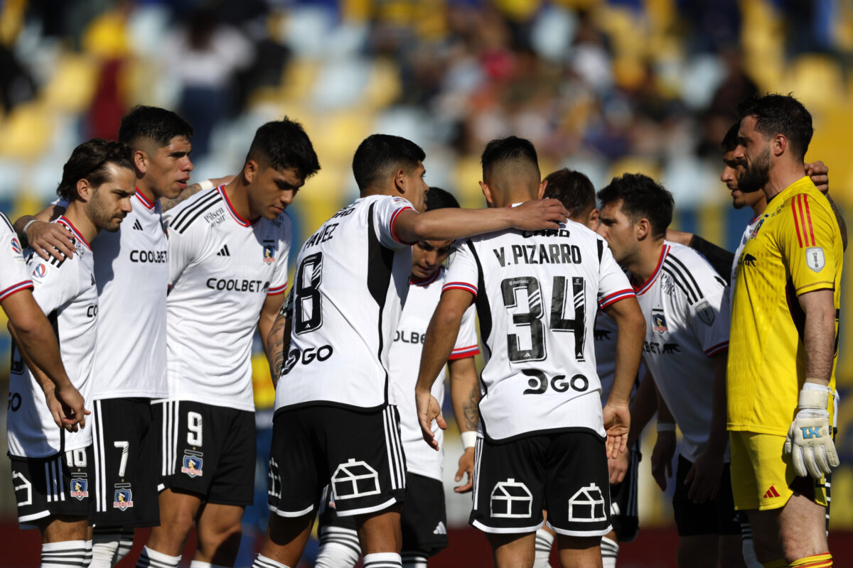 Plantel de Colo-Colo tras ingresar a la cancha del Estadio Sausalito de Viña del Mar,