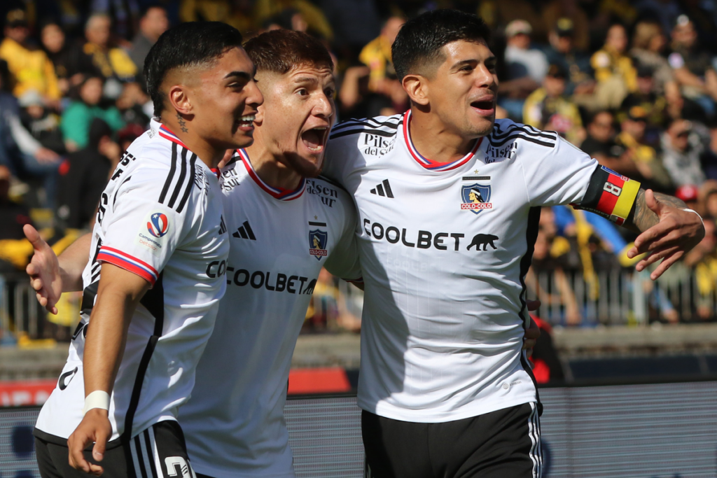 Leonardo Gil, Jordhy Thompson y Esteban Pavez celebran el 1-0 parcial de Colo-Colo sobre Coquimbo Unido en el duelo por la segunda rueda del Campeonato Nacional 2023.