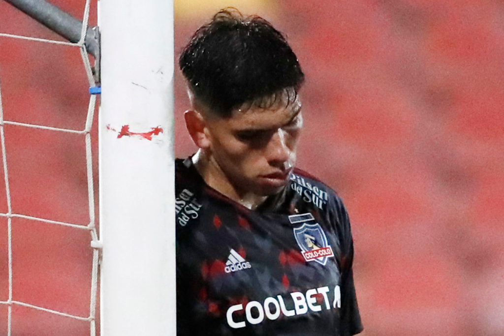 Carlos Palacios con cara de lamento en medio del partido entre Colo-Colo y Universidad Católica en el Estadio Santa Laura, válido por la final de ida de la Copa Chile 2023 en la zona centro norte.