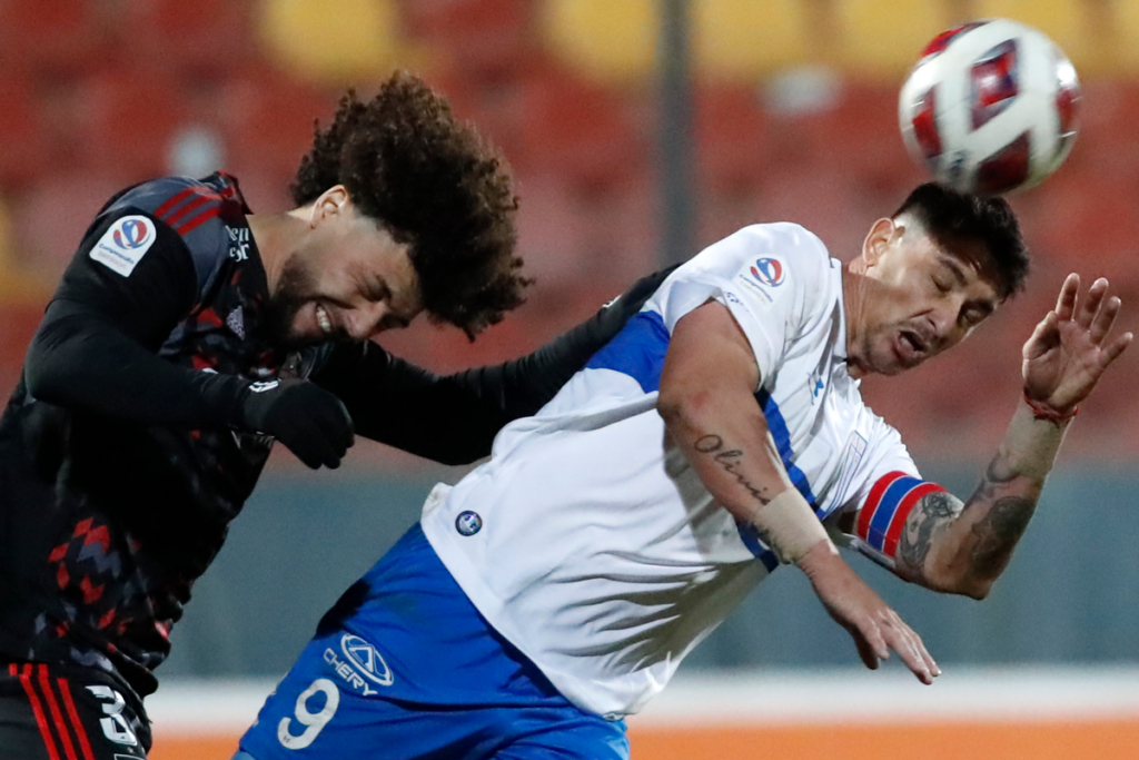 Maximiliano Falcón y Fernando Zampedri disputan un balón aéreo en el empate 0-0 entre Colo-Colo y Universidad Católica por la Copa Chile 2023.