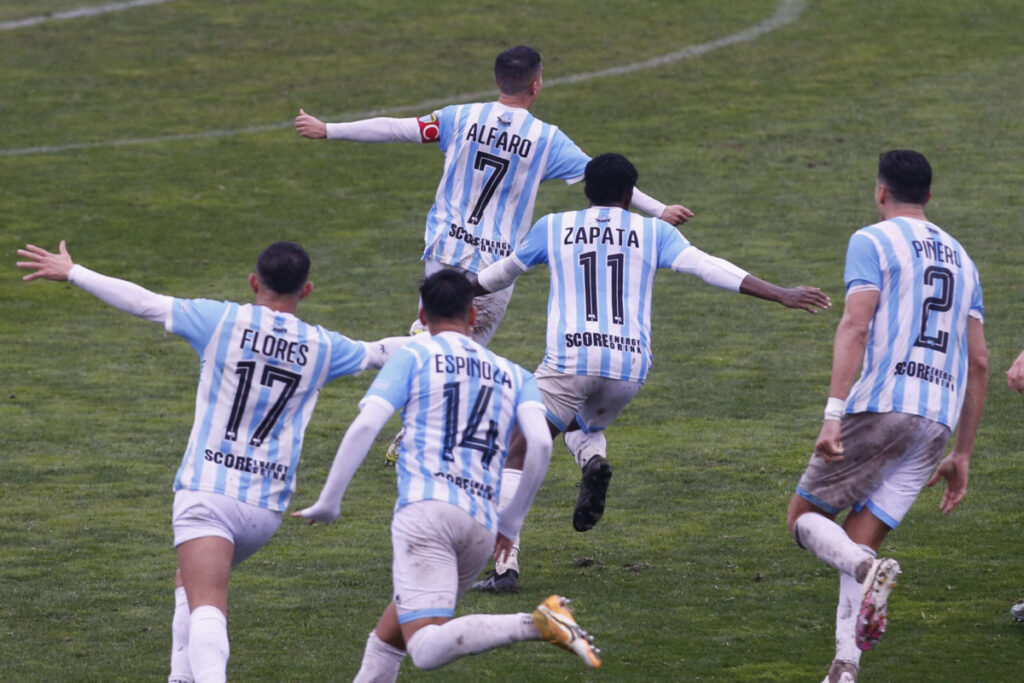 Jugadores de Magallanes celebran la clasificación para la Semifinal Nacional de Copa Chile, tras vencer a O´Higgins en tanda de penales.