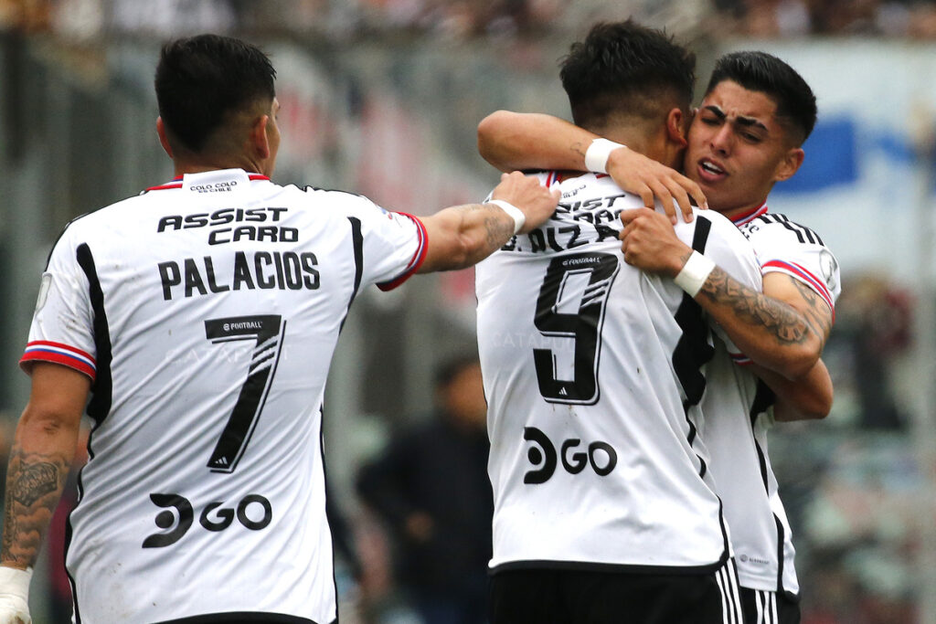 Jordhy Thompson abraza eufórico a Damián Pizarro tras anotar el 1-0 de Colo-Colo sobre la UC en la final regional de la Copa Chile 2023.