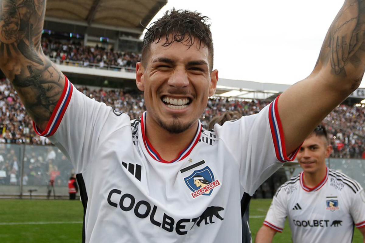 Alan Saldivia celebra y sonríe tras ser elegido la figura del partido en el triunfo 1-0 de Colo-Colo sobre Universidad Católica.