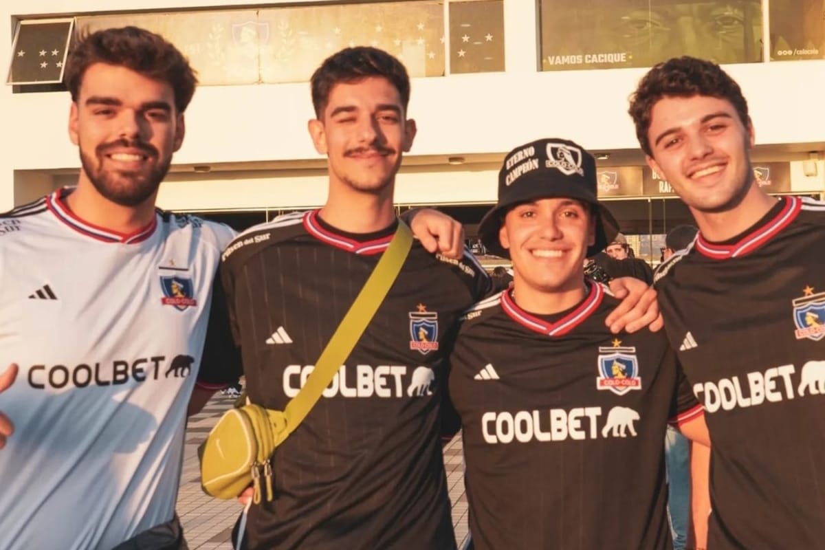 Hinchas portugueses apoyando a Colo-Colo en el partido frente a Palestino.