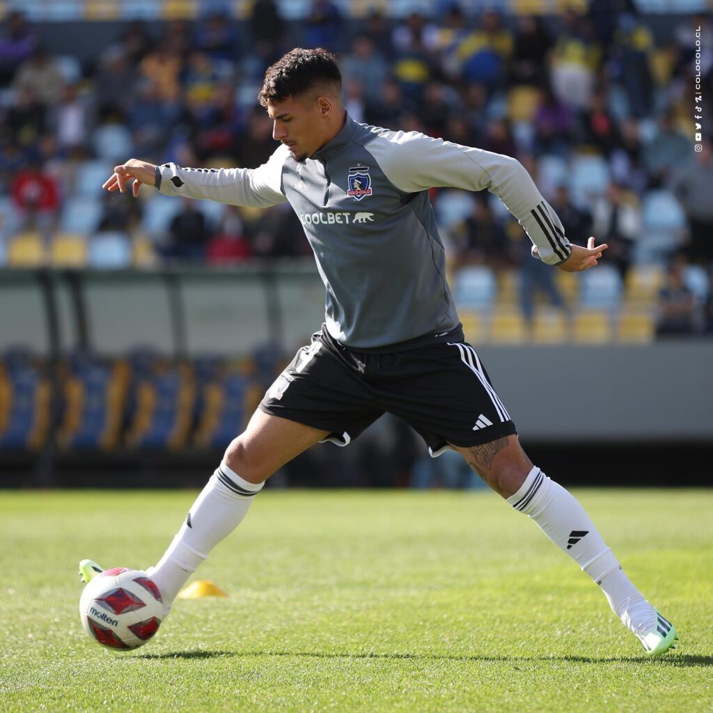 Alan Saldivia calentando antes del encuentro de Colo-Colo ante Everton de Viña del Mar.