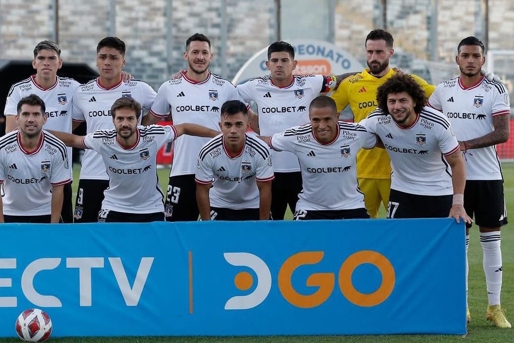 Foto de la alineación de Colo-Colo durante un partido en el Estadio Monumental.