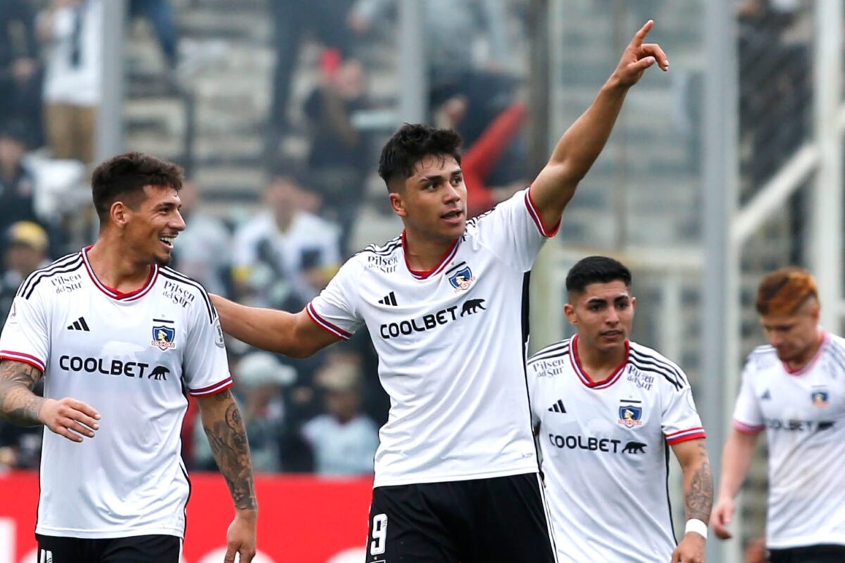 Alan Saldivia, Damián Pizarro y Jordhy Thompson celebrando el gol Colo-Colo vs Universidad Católica