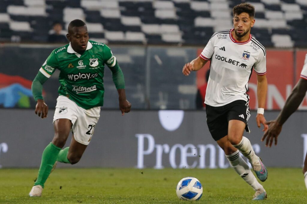 Jeyson Rojas disputando un balón en el partido amistoso de Colo-Colo vs Deportivo Cali.