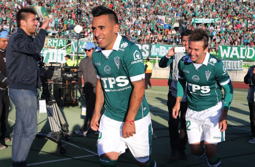 Jorge Luna junto a Roberto Gutiérrez tras un gol de Santiago Wanderers en el Estadio Elías Figueroa Brander de Valparaíso,