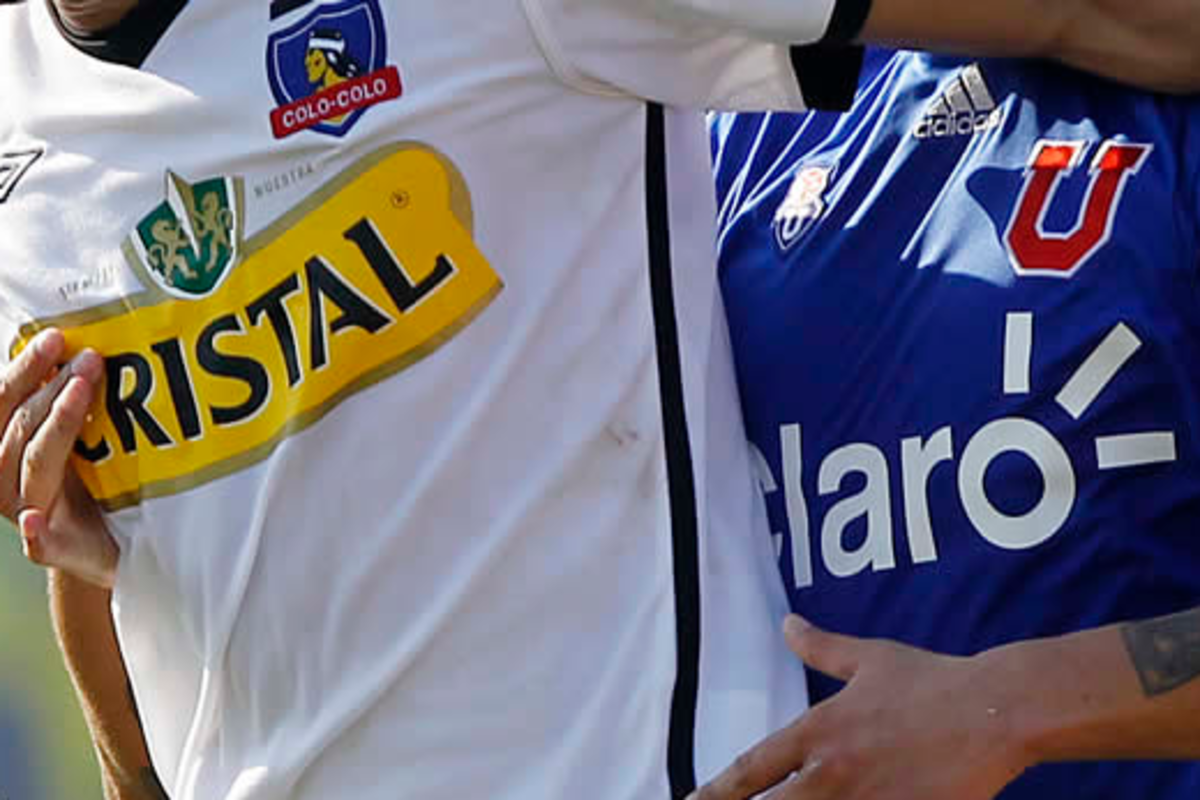 Camisetas de Colo-Colo y Universidad de Chile.