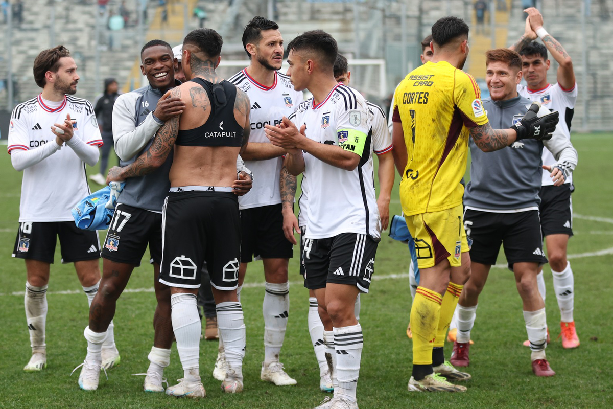 Jugadores de Colo-Colo festejan y se abrazan tras el triunfo 2-0 sobre O'Higgins por la segunda rueda del Campeonato Nacional 2023.