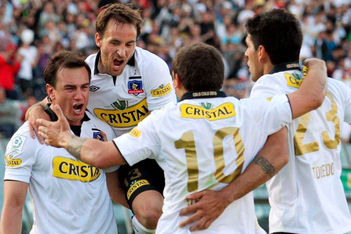 Futbolistas de Colo-Colo 2013 celebran eufóricos un gol en el Estadio Monumental.